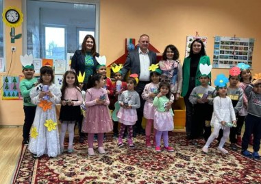 Кметът на Първомай уважи пролетния празник в една от детските градини