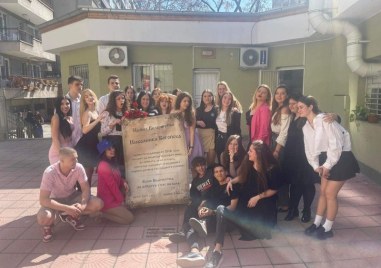 Пловдивски абитуриенти поканиха класната на бала с мирен договор и предложение с пръстени