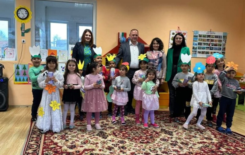 Кметът на Първомай уважи пролетния празник в една от детските градини