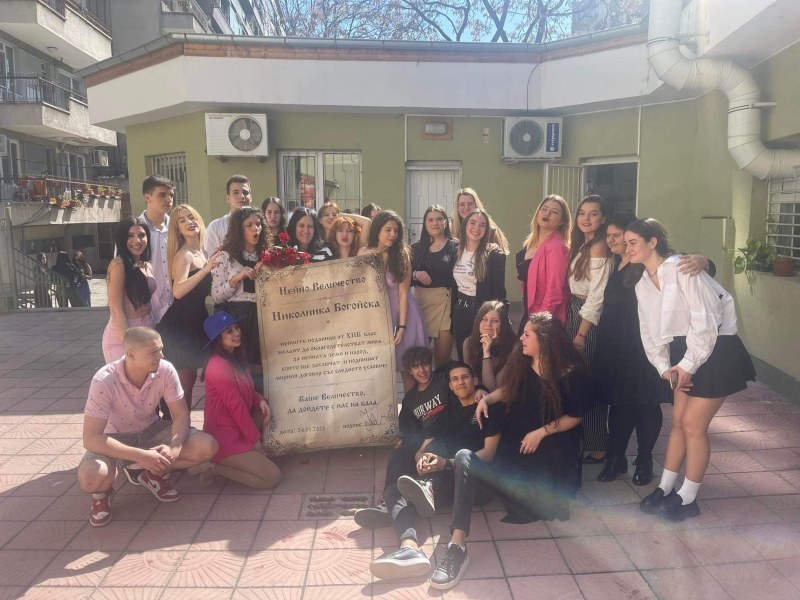 Пловдивски абитуриенти поканиха класната на бала с мирен договор и предложение с пръстени