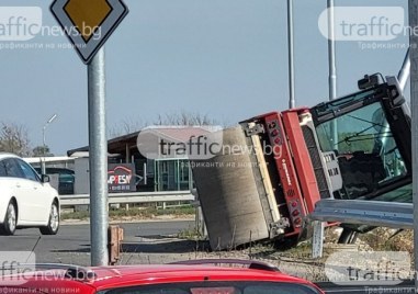Променят движението към Пловдив заради преобърнат валяк