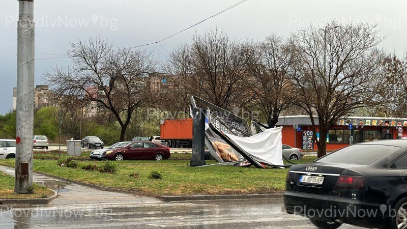 Катастрофа стана на входа на Тунела, бурята отнесе и билборд