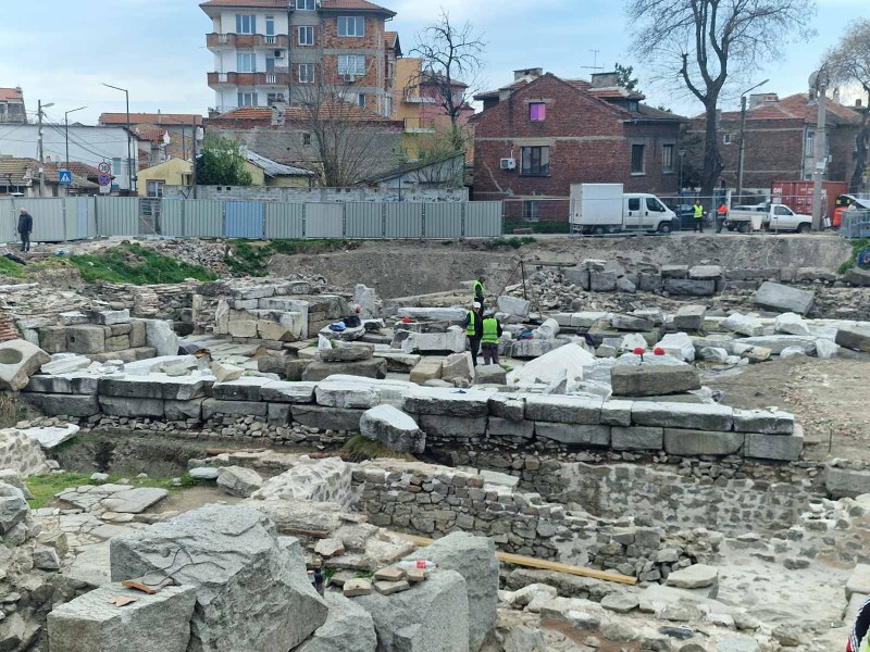 Местят масивните блокове на Източната порта за почистване и реставрация