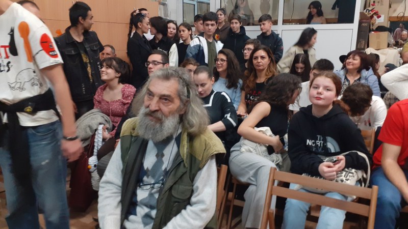 Талантливи ученици получават стипендии от конкурса по актьорско майсторство в Пловдив