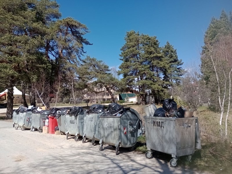 Контейнерите в Дедево преливат, докато граждани и почистваща фирма се винят взаимно