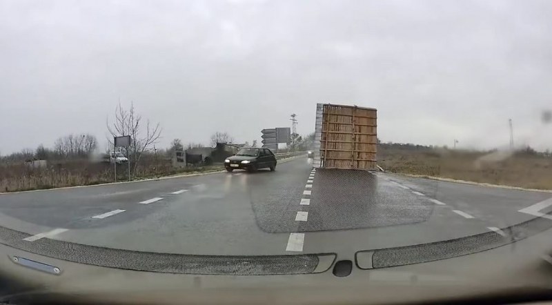 Покрив прелетя на метри от кола на Околовръстното на Пловдив
