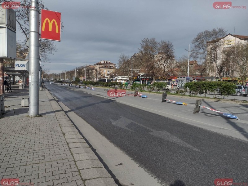 Разруха около Централна гара в Пловдив! Изпопадаха знаците, монтирани заради пробива