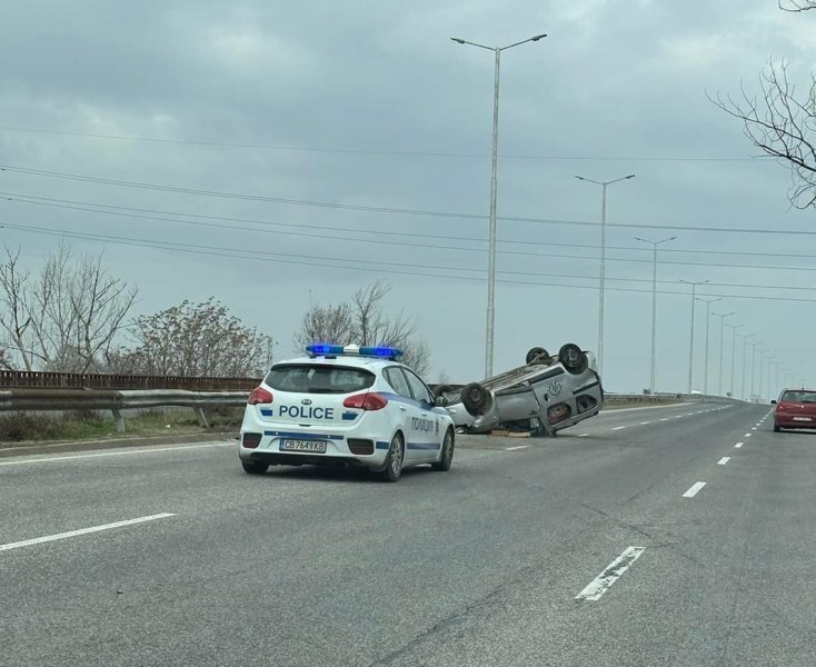 Катастрофи в Пловдив, Куклен и край Садово, шофьори нацелиха дърво и стълб, един се преобърна