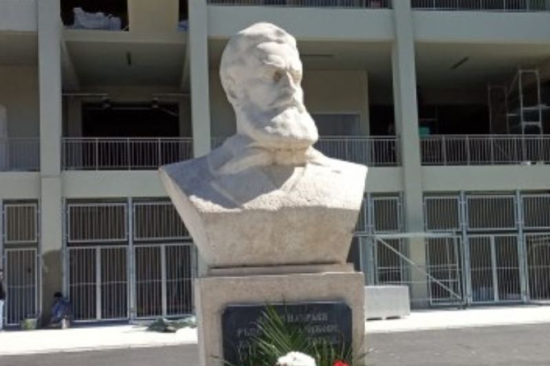 Паметникът на Ботев се върна на Колежа
