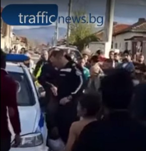 Двама полицаи са пострадали в ромската махала в Стамболийски