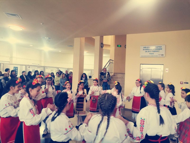 Лазарки гостуваха и пяха в кметството в “Тракия“