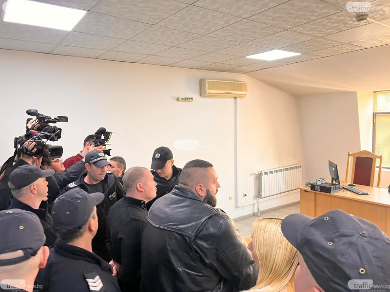 С белезници и под конвой докараха Емили, Чеченеца и Куката в съда