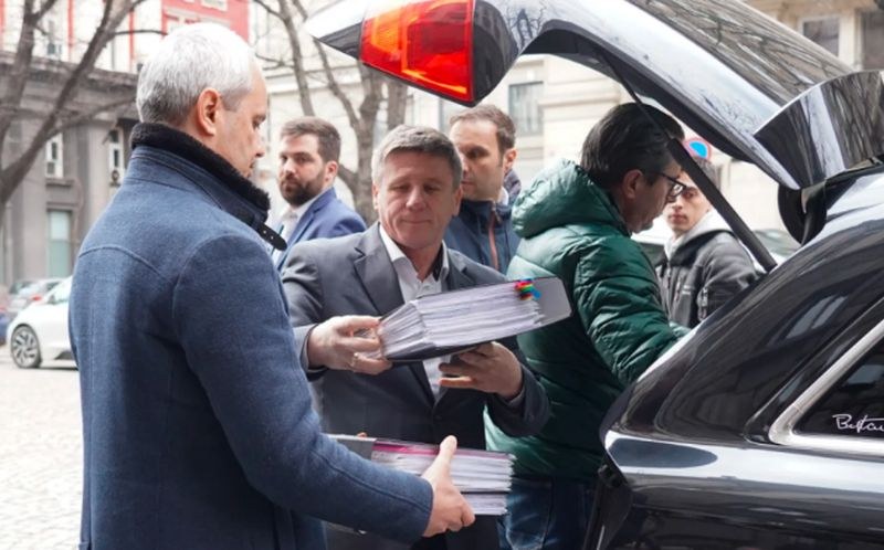 „Възраждане“ внесоха събраните подписи за референдума за запазване на българския лев