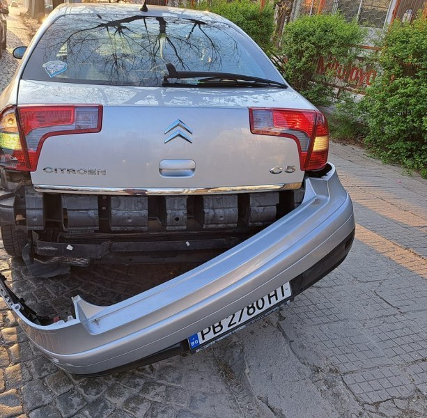 Камион разби бронята на кола в Кючука, собственикът търси свидетели