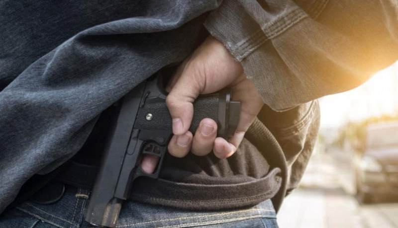 Мъж от Кричим се държа агресивно в магазин, извади и пистолет
