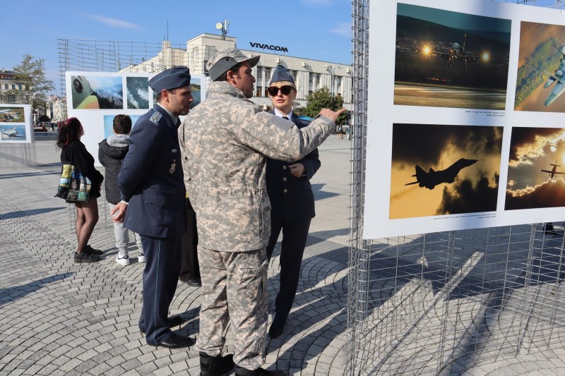 Въздействаща фотоизложба в Пловдив разказва 110-годишната история на българските ВВС