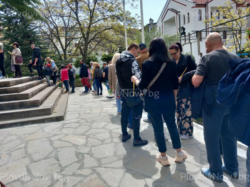 Пловдивчани чакат смирено да минат под плащаницата на Разпети петък