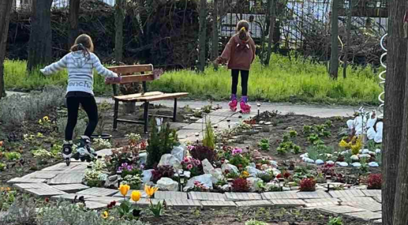 Украинците превърнаха двора на “Втори дом“ в приказно кътче, готвят и празник за Великден