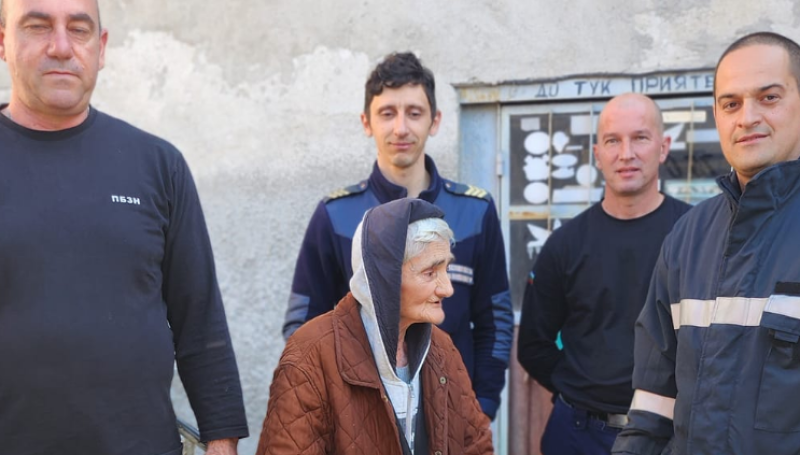 Спасители помагат на баба Елена от Пловидв