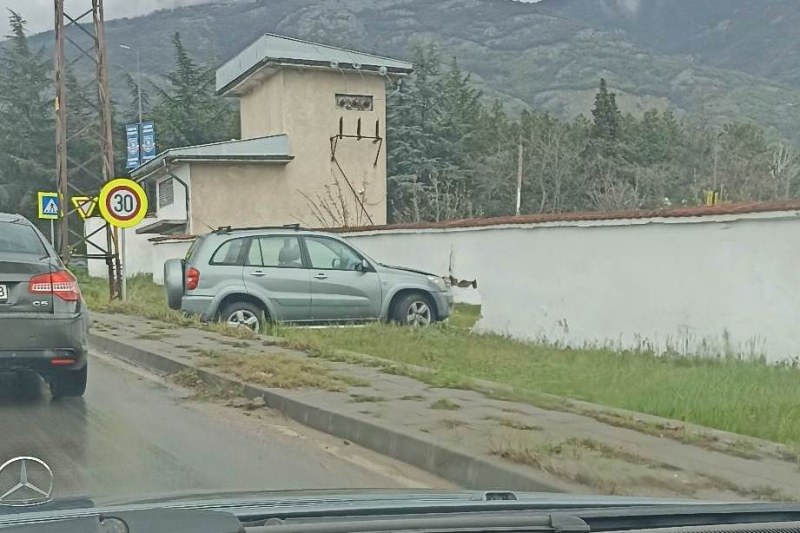 Джип се вряза в оградата на поделението в Карлово