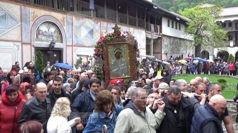 Стотици се молят за изцеление в Бачковския манастир