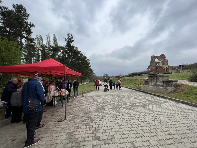 Традиционния Великденски курбан раздадоха край Червената църква на Перущица