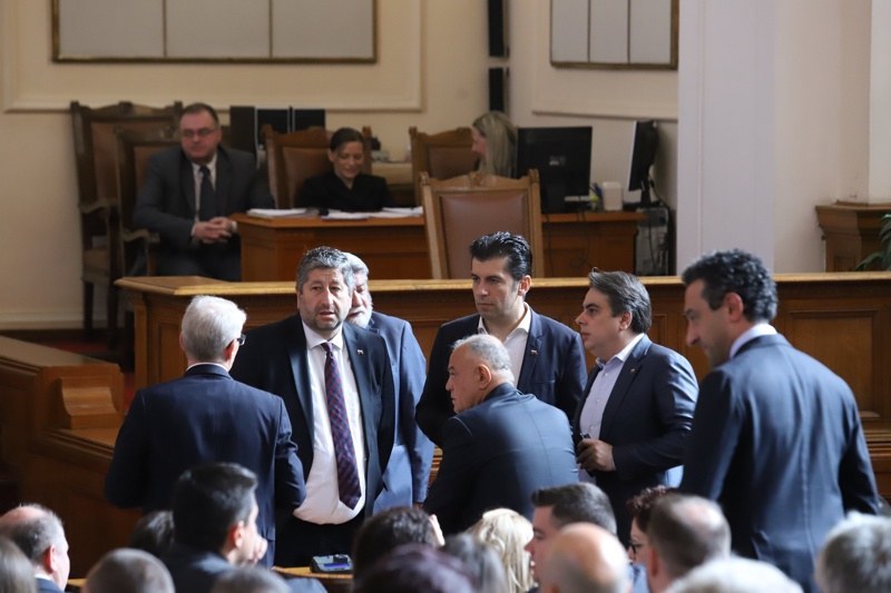 Парламентът отмени великденската си ваканция