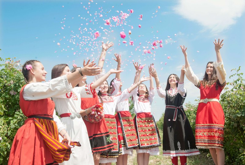 Базар “Алея на розата“ ще има в Карлово, канят фермери, производители и занаятчии Базар “Алея на розата“ ще има в Карлово, канят фермери, производители и занаятчии