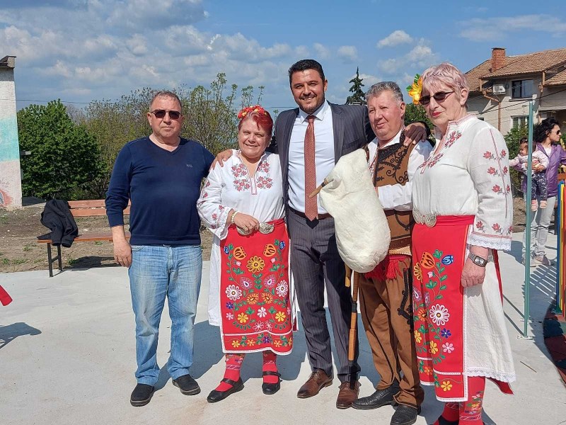 С родопска гайда откриха детската площадка в Брестник