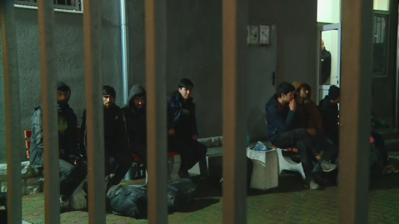 Мигрантите, заловени в линейка, са заключени в двора на полицията в Труд