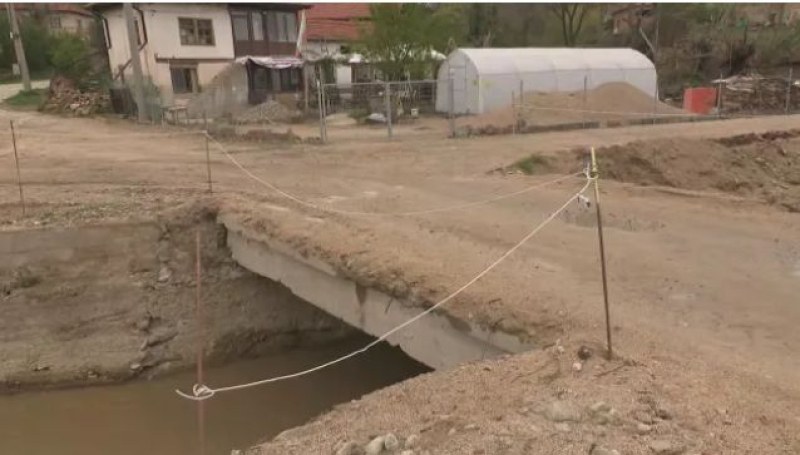 Път пропадна в карловското село Богдан след обилен дъжд