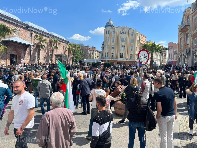 Пловдивчани се стекоха на похода за мир и неутралитет, събират се подписи за референдум