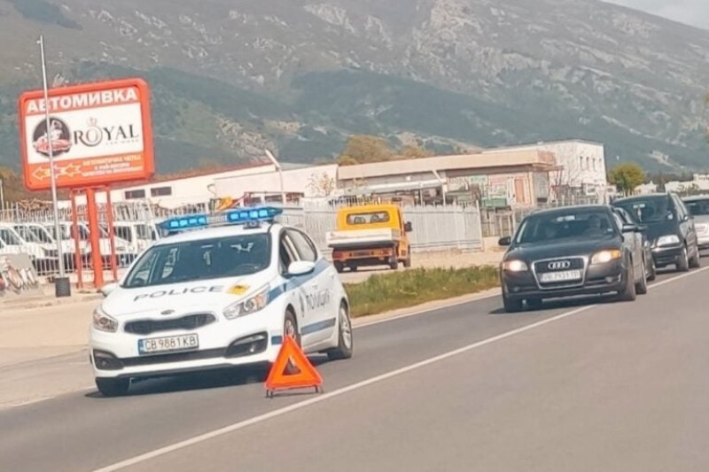 Автомобил излетя в канавката между Карлово и Сопот