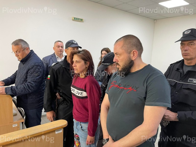 Доведоха в съда мъжа и жената, хванати с мигранти в линейка в село Труд