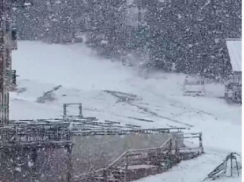 Сняг заваля на Пампорово