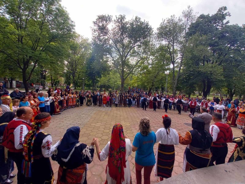 Десетки се включиха в български и гръцки танци в парк “Рибница“
