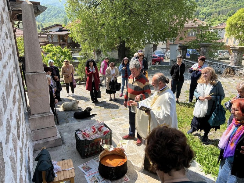 Летния свети Атанасий почетоха в Перущица с литийно шествие и курбан