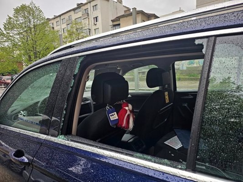 Разбиха колата на криминален репортер у нас