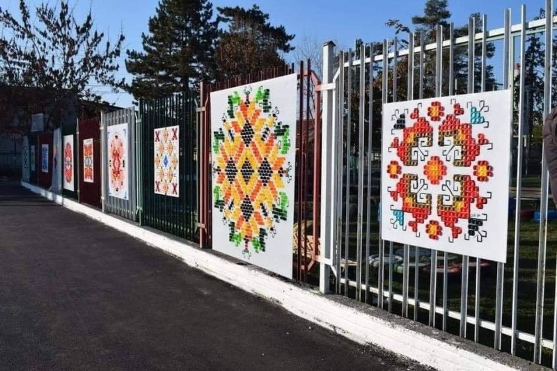 Уникални шевици от капачки красят български град