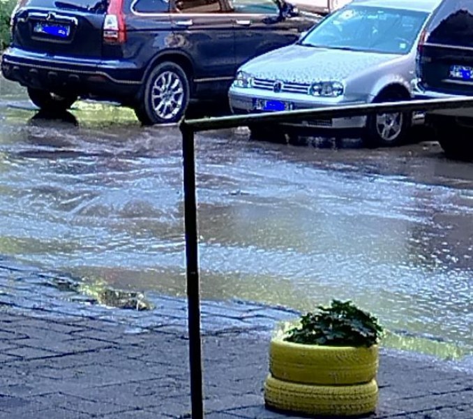 Вода бликна на пловдивска улица