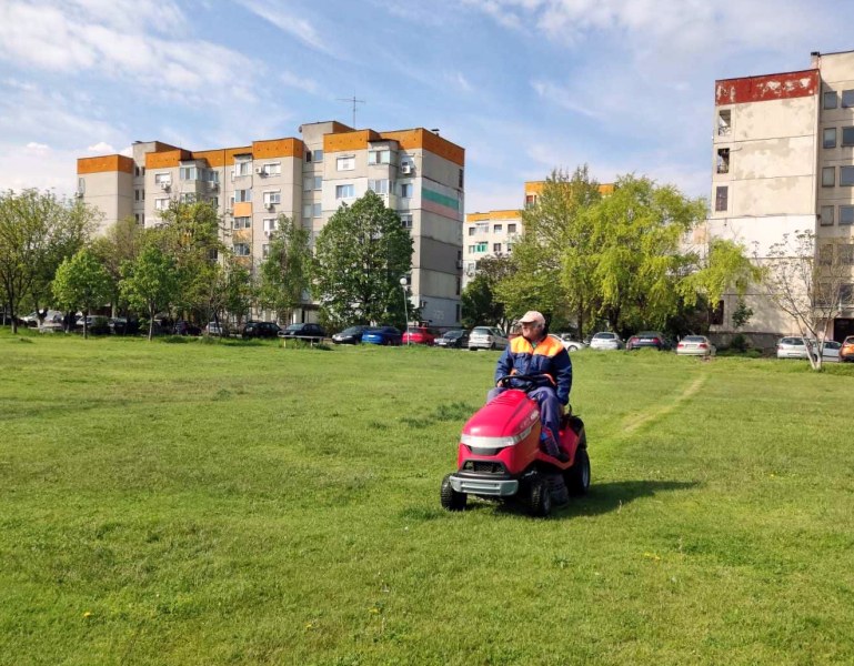 200 работници и днес косят избуялата трева в Пловдив