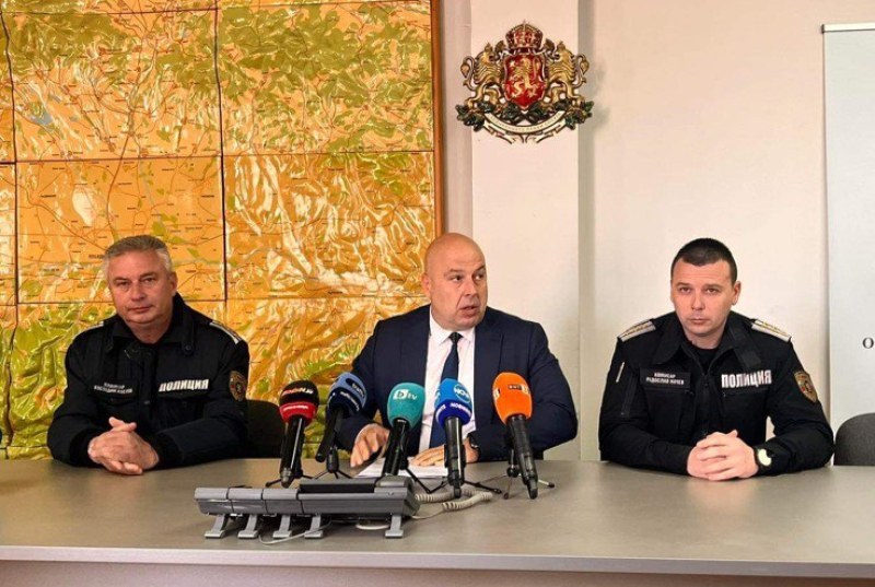 Брифингът на директора на пловдивската полиция - “гола вода“ без приклякване!