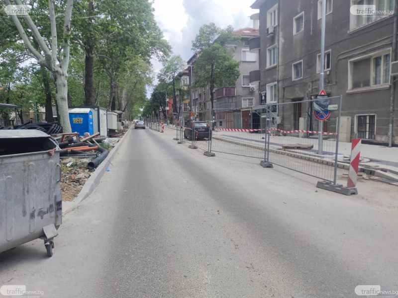Прехвърлиха движението на бул. „Хаджи Димитър“, а тротоарите не са готови