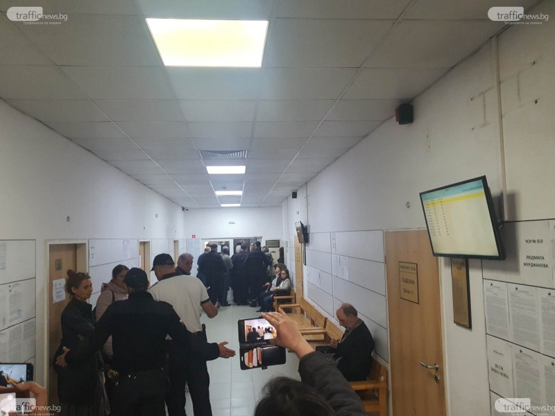 Десетки се събраха да подкрепят в съда майката на детето Буда