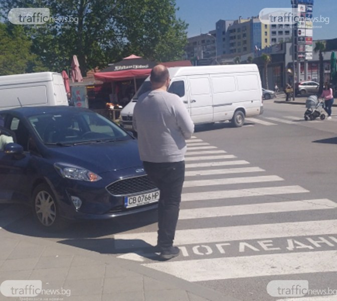 Шофьори масово обсебват пешеходна пътека в Кючука