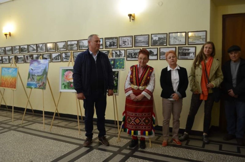Кметът откри официално изложбата на първомайските художници