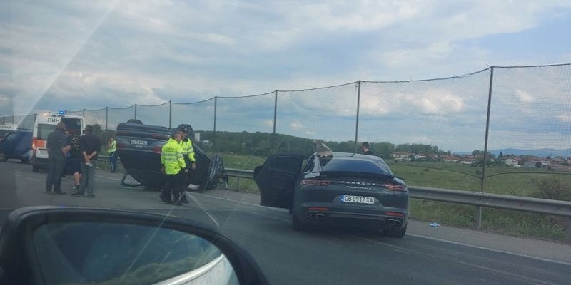 Катастрофа на скоростната тангента към Пловдив, кола се преобърна