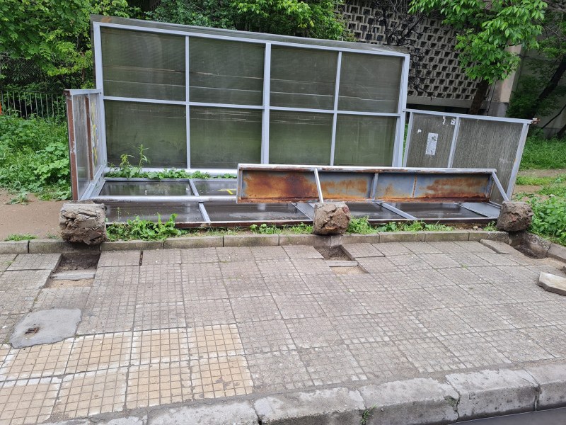Вандали разрушиха спирка в Тракия