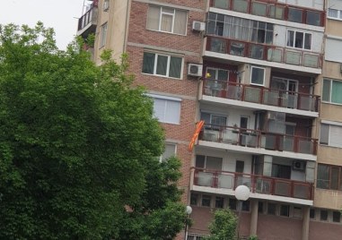 Знаме на Северна Македония се вее от тераса в Кючука