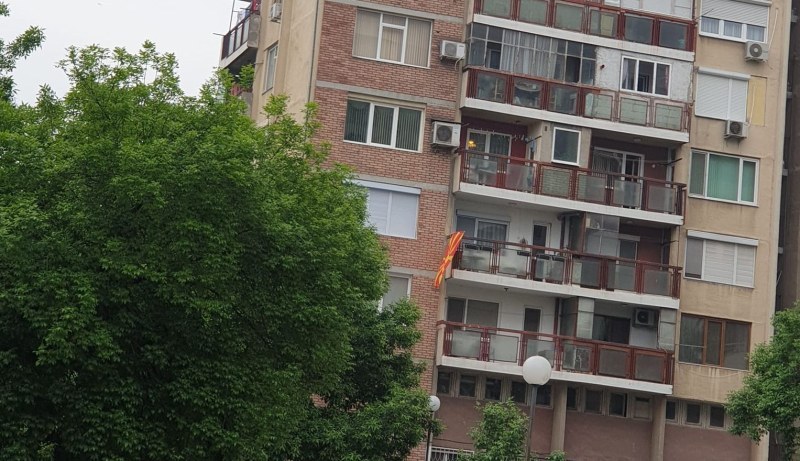 Знаме на Северна Македония се вее от тераса в Кючука